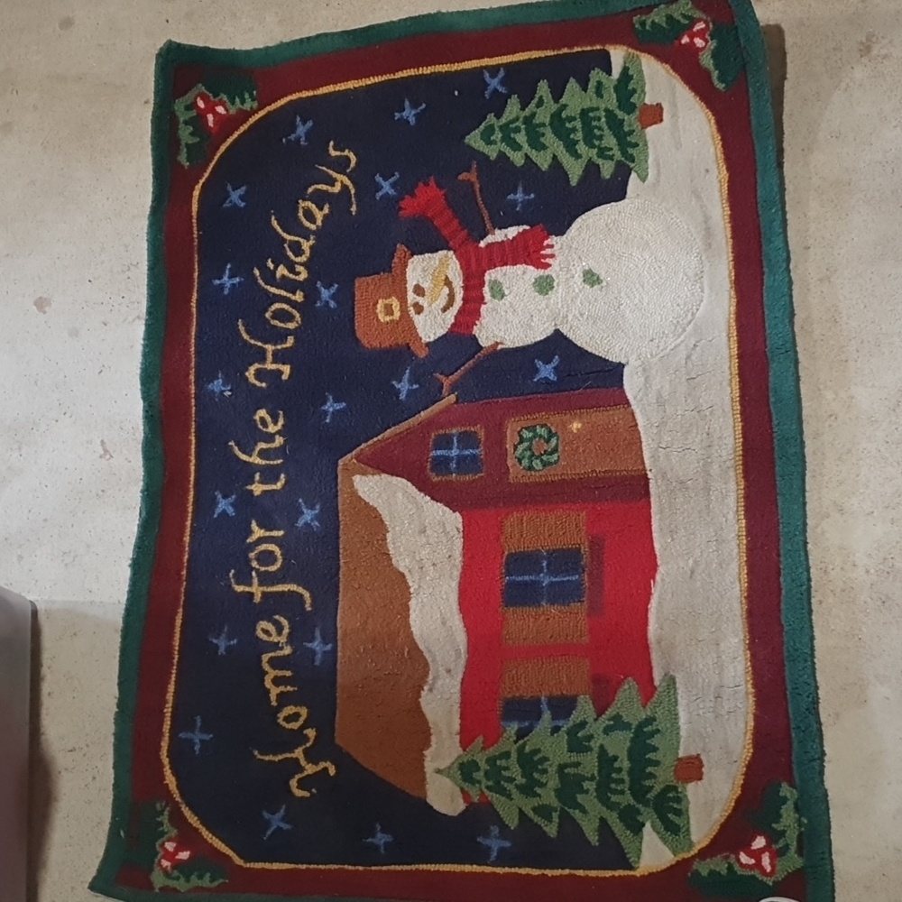 *WILL BE DONATED APR 19* Vintage Christmas home for the  holidays rug